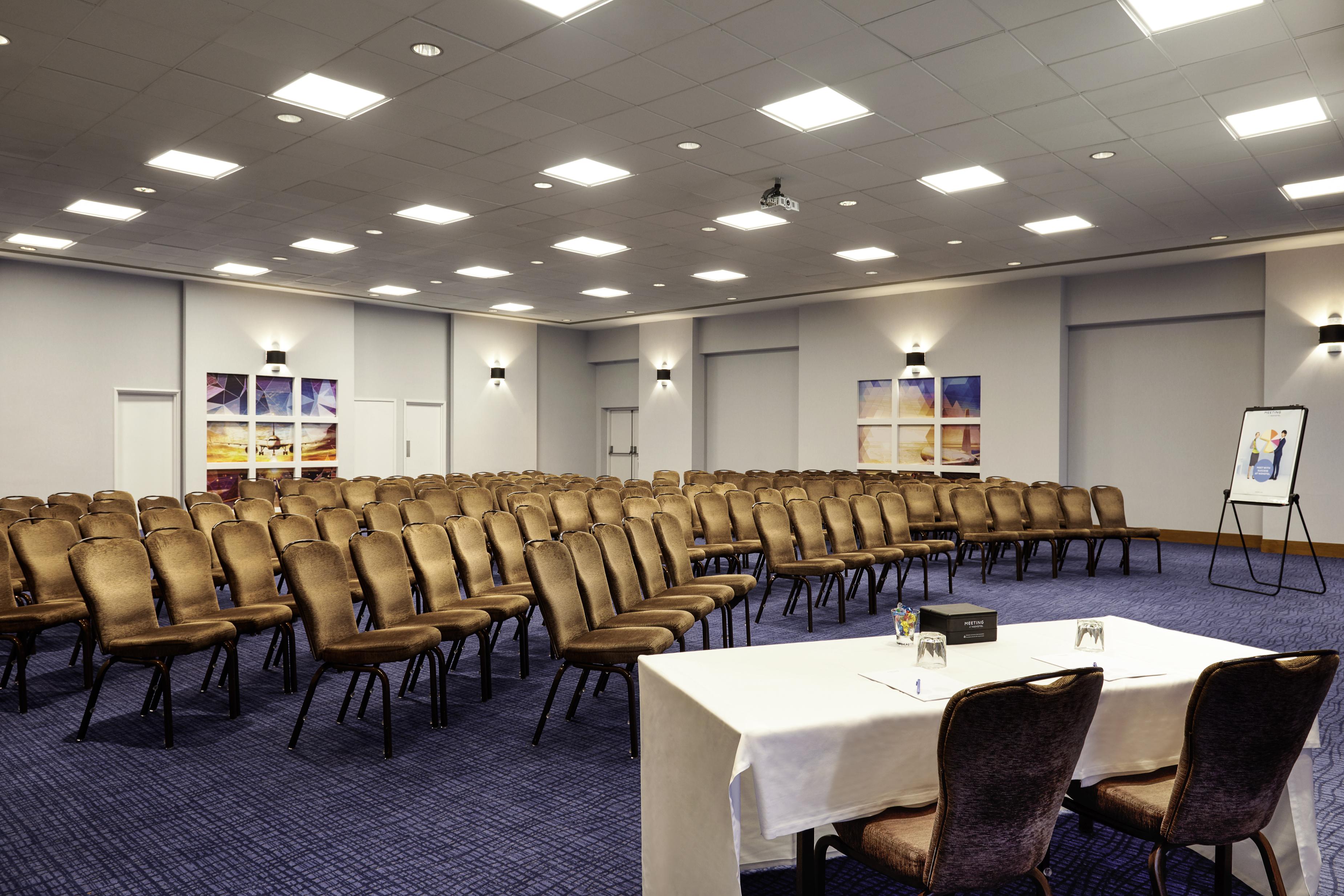 Novotel London Stansted Airport ستانستيد ماونتفيتشت المظهر الخارجي الصورة