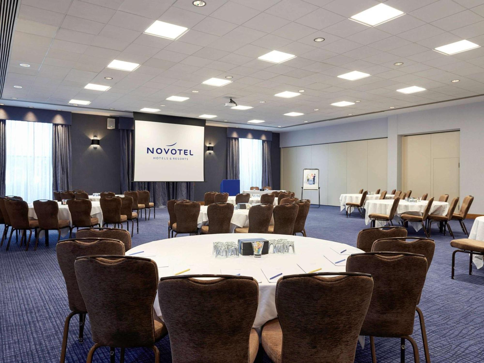 Novotel London Stansted Airport ستانستيد ماونتفيتشت المظهر الخارجي الصورة