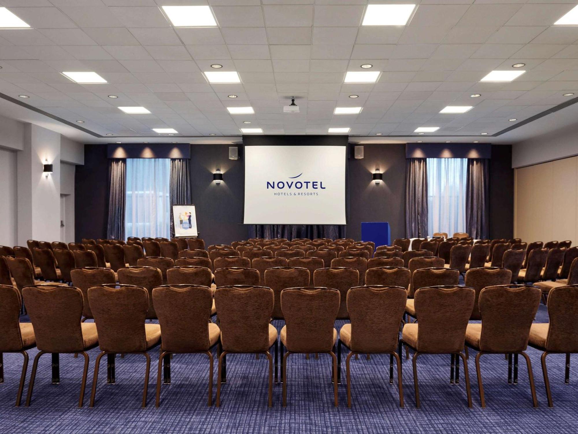 Novotel London Stansted Airport ستانستيد ماونتفيتشت المظهر الخارجي الصورة
