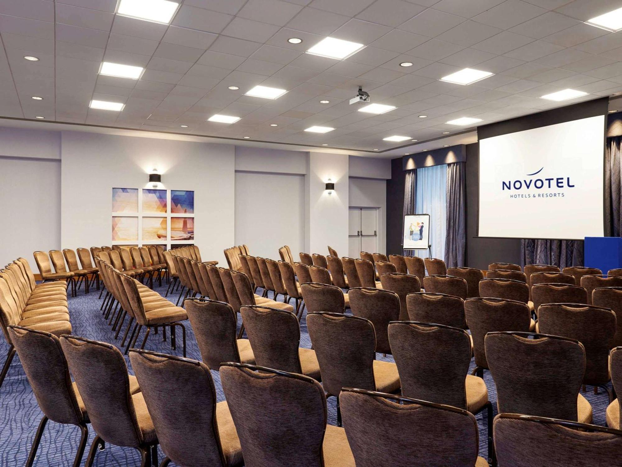 Novotel London Stansted Airport ستانستيد ماونتفيتشت المظهر الخارجي الصورة