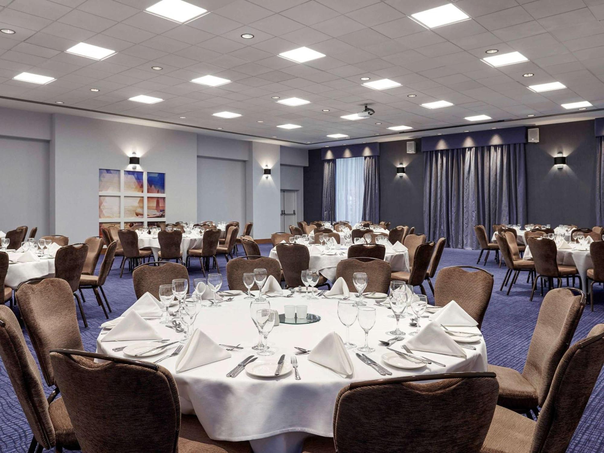 Novotel London Stansted Airport ستانستيد ماونتفيتشت المظهر الخارجي الصورة